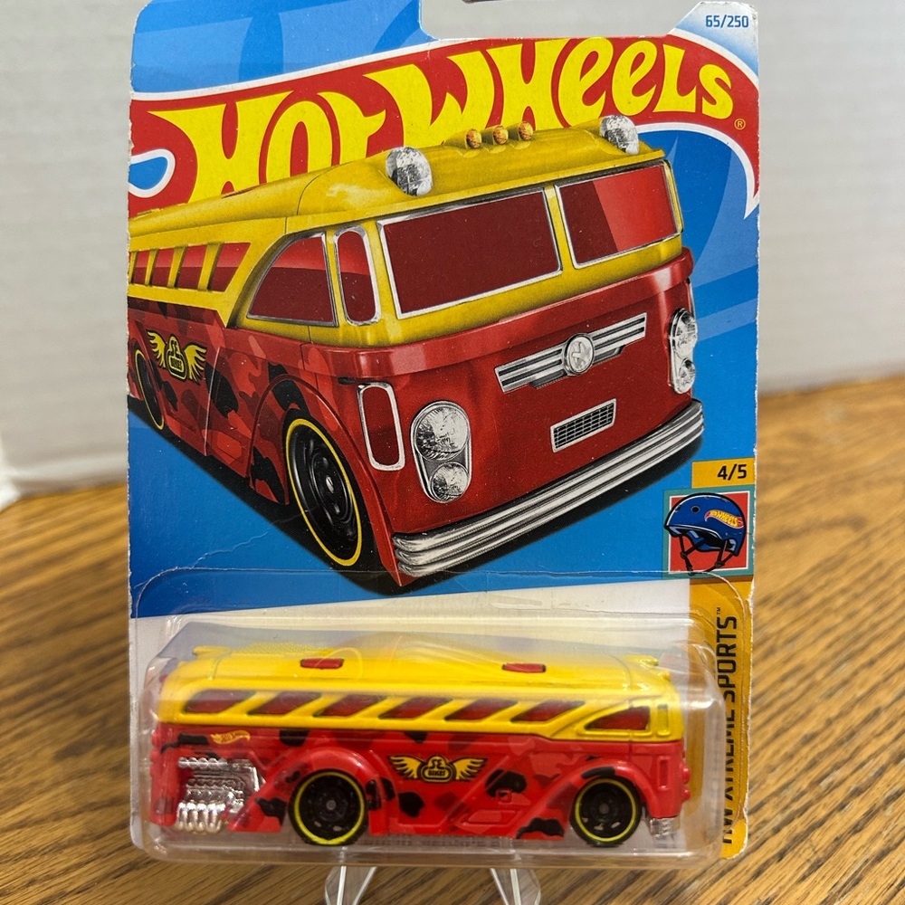 Hot Wheels - Surfin’ School Bus 65/250; HW Xtreme Sports 4/5